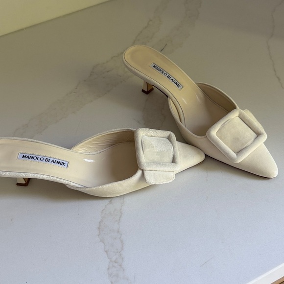 Manolo Blahnik Cream Suede Pointed-Toe Mules with Buckle - Picture 3 of 11